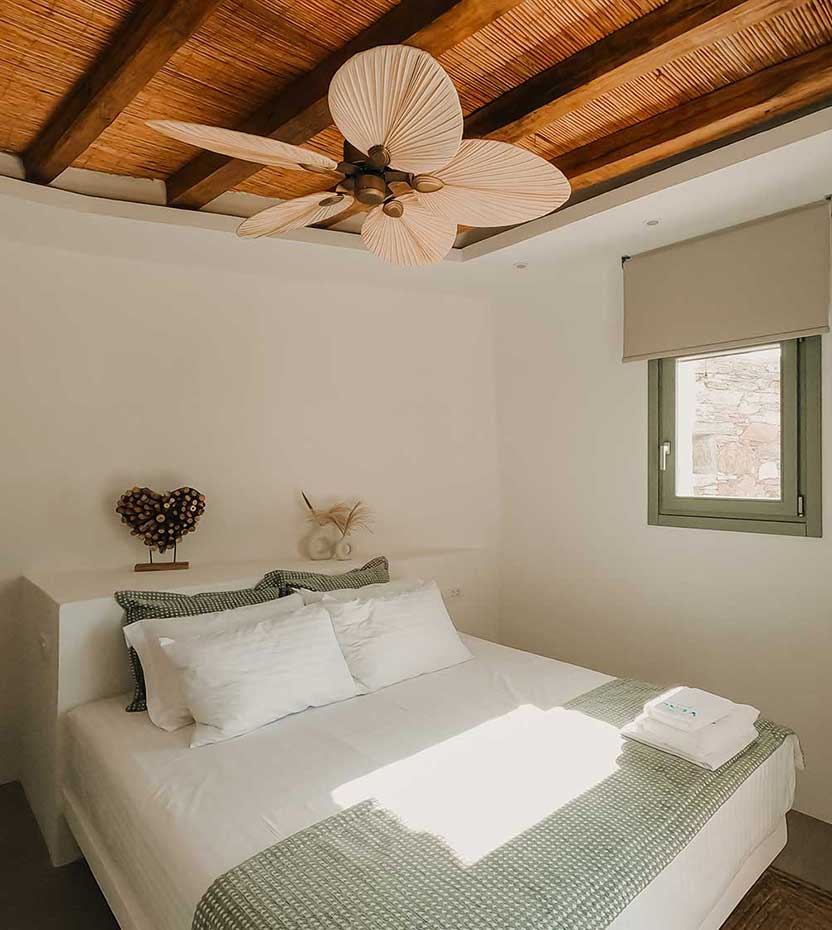 Bedroom with large double bed at Villa Aelia