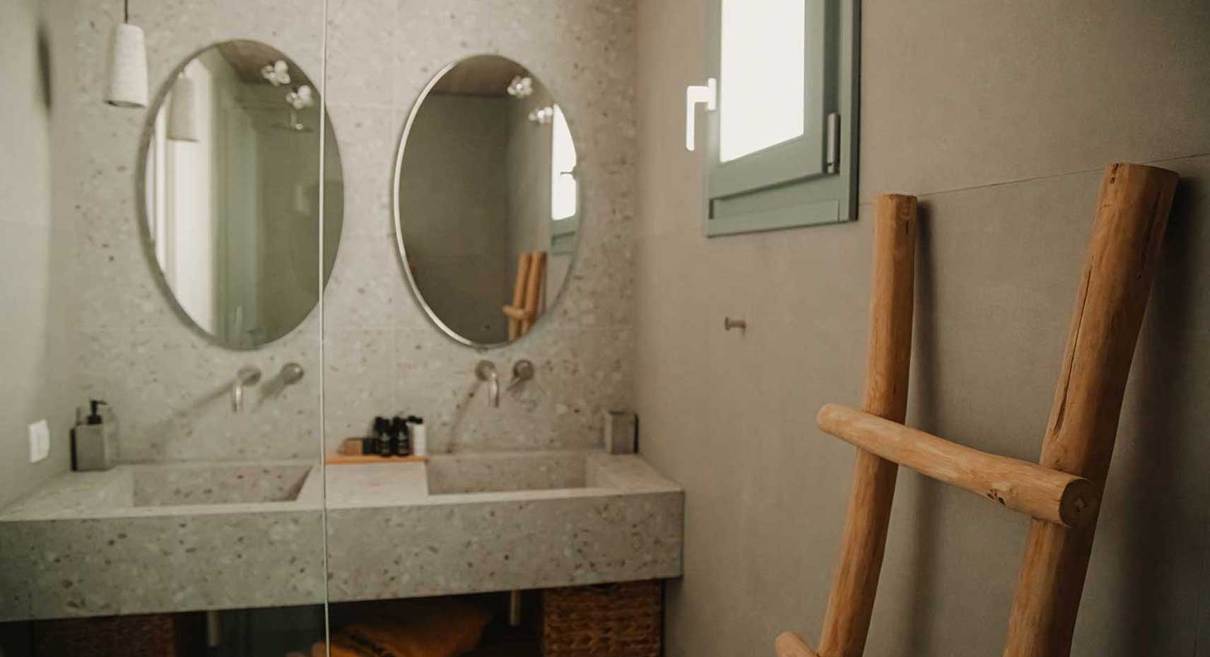 The master bathroom of Villa Anemona in Folegandros