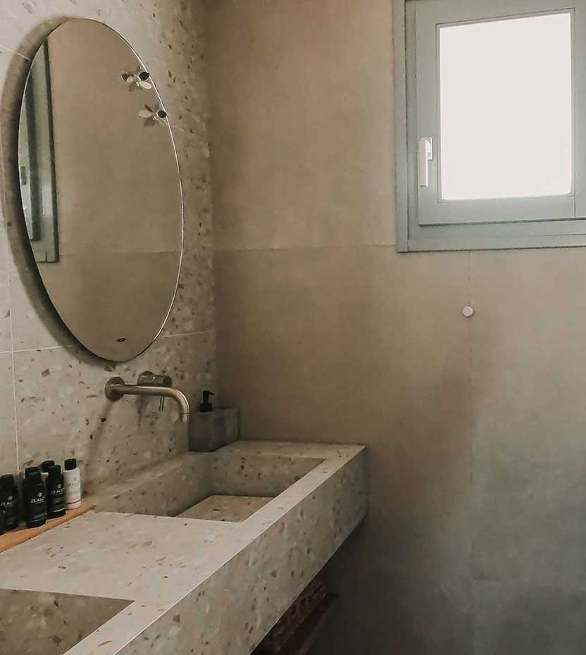 The bathroom of Villa Anemona in Folegandros