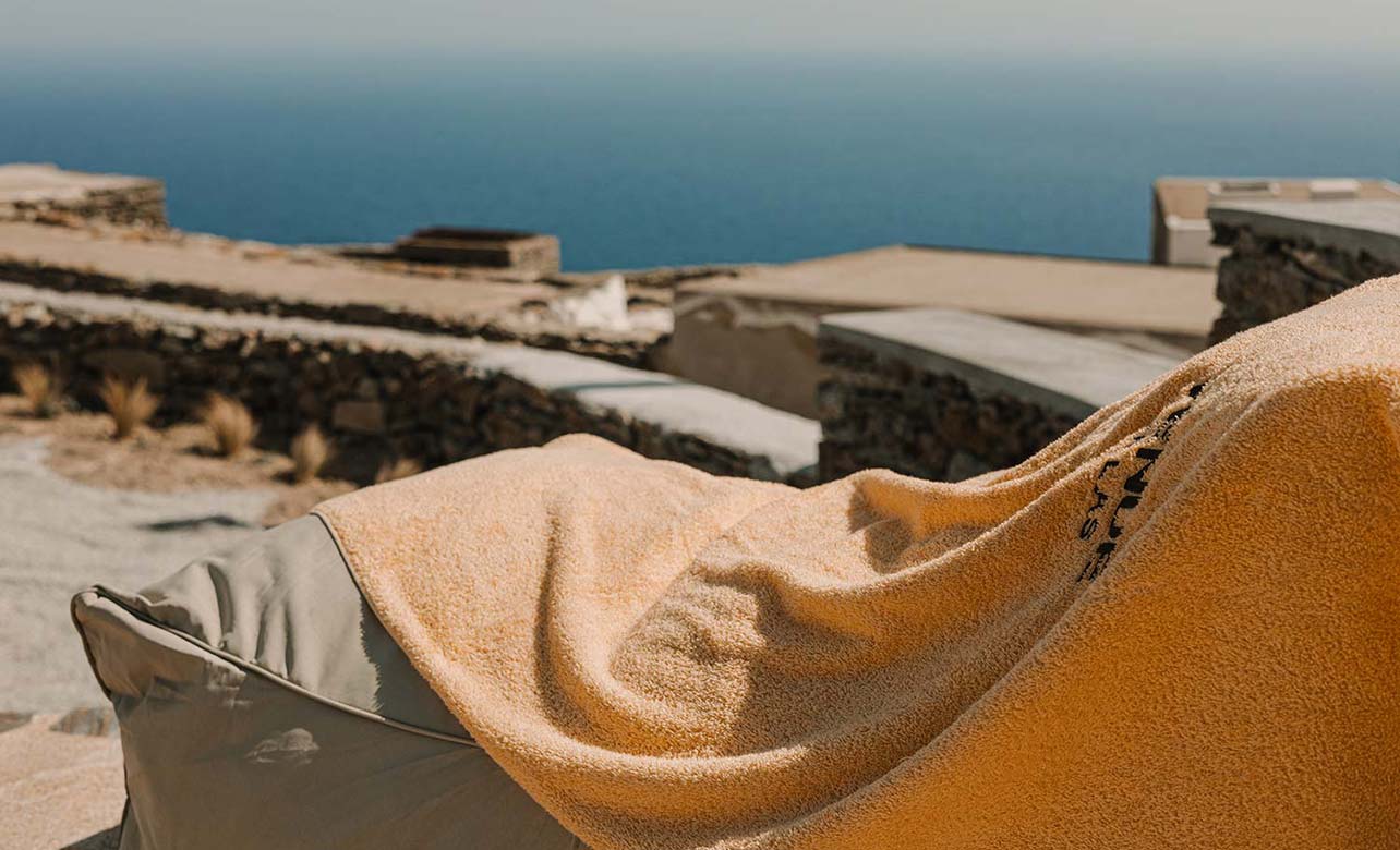 Stay in Folegandros with sea view